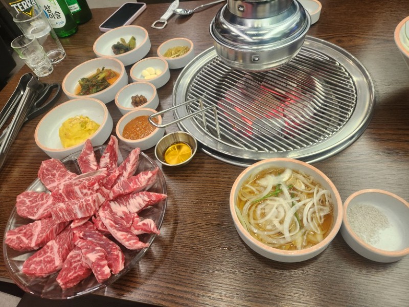 고기 먹는즁입니다_맛ㅈ하세요.jpg