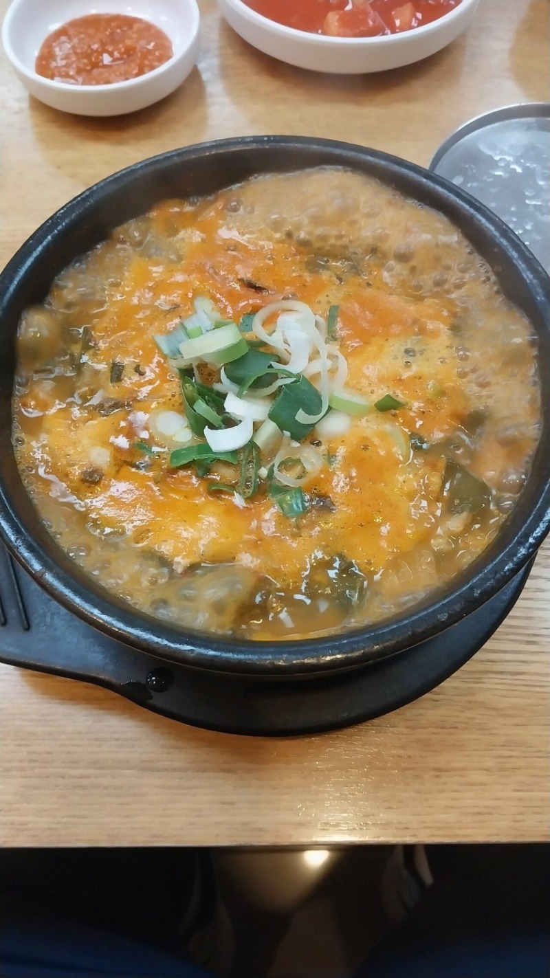 점심시간입니다_ 오늘은 국밥입니다 ~ 맛나게드십쇼 ~.jpg