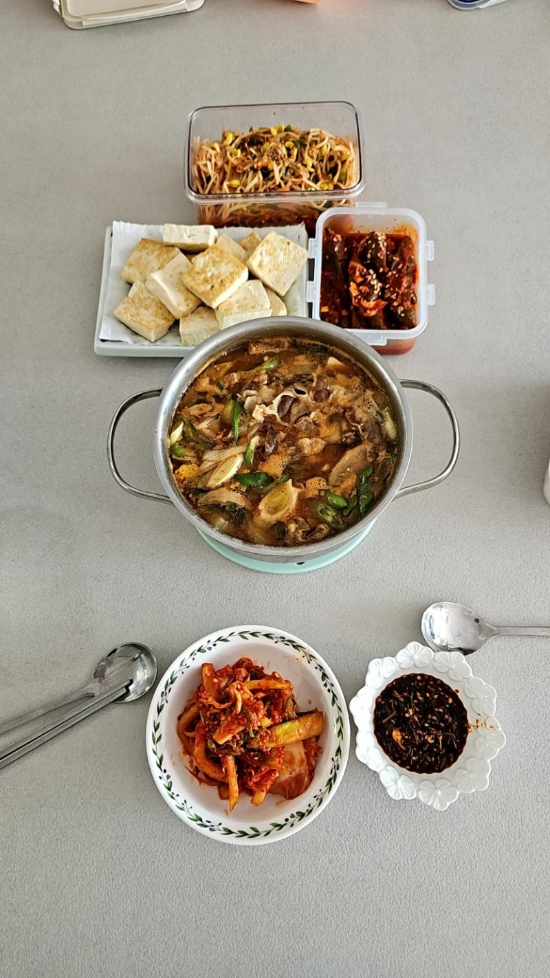 눈뜨자마자 푸드쎆스 맛점이_와이프표 집밥입니다.. 우삼겹된찌가 메인...jpg