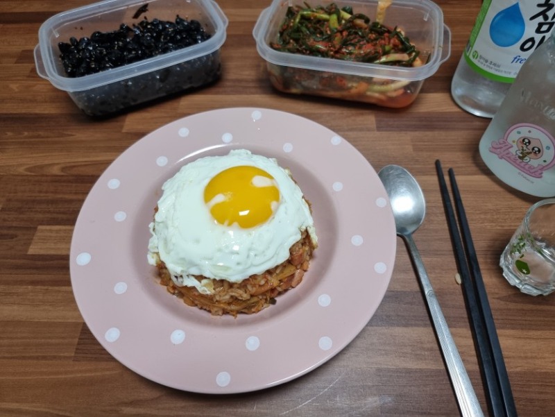 김볶밥 맛있게 냐미하고있슴다 _ 제가 만들었지만 맛나네요 ㅎㅎ 형님들도 맛점하세용~.jpg