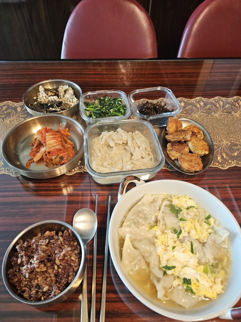 푸짐한 수라상 - 어머님의 만두국 넘 맛있네요 ㅎㅎ 배불띠입니다.jpg